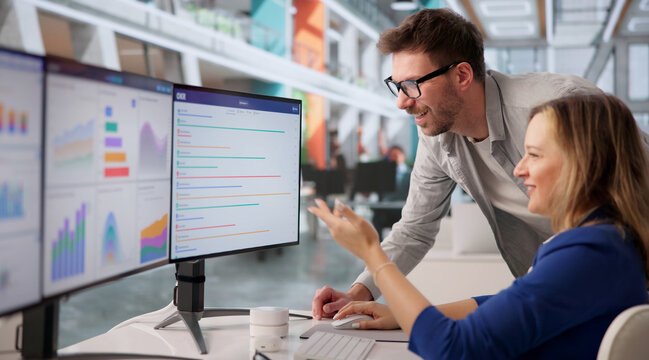 Marketing Expert Analyzes Live Financial Dashboard For KPI