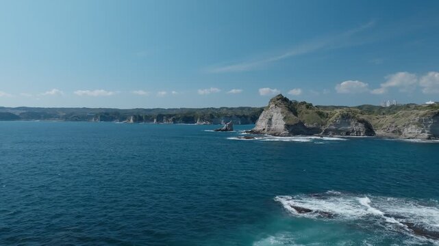 リアス式海岸の海辺と波で侵食された岩場