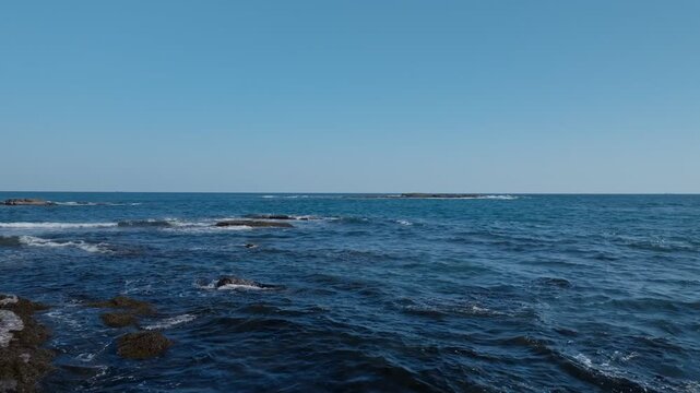 リアス式海岸の海辺と波に侵食された岩場