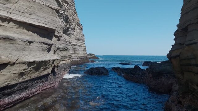 波の侵食でつくられた横しまな地層