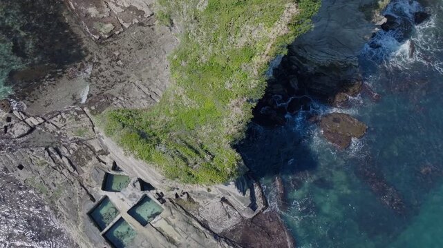 リアス式海岸の海辺と波で侵食された岩場