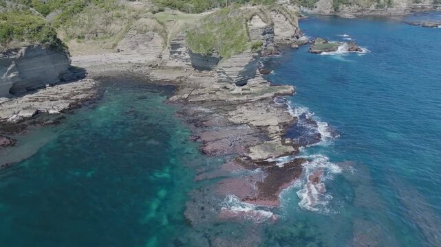 リアス式海岸の海辺と波で侵食された岩場