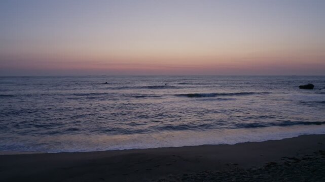 夜明け前の浜辺と太平洋