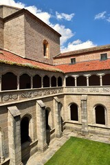 Fototapeta premium Le cloître du silence du monastère royal Saint Thomas à Avila en Espagne