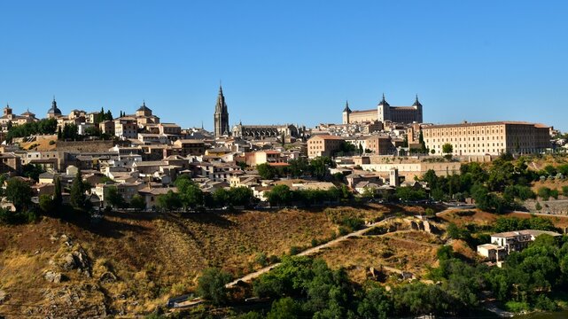La ville de Tol&egrave;de en Espagne surplombant le fleuve Tage