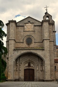 La fa&ccedil;ade de l&rsquo;&eacute;glise du monast&egrave;re royal Saint Thomas &agrave; Avila en Espagne