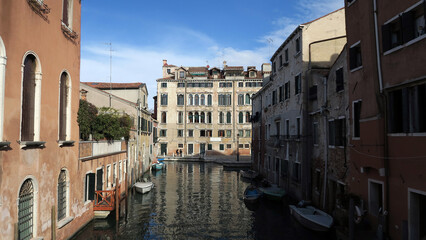 Fototapeta premium Venice, Italy. The Rio di Ca' Foscari is approximately 300 meters long. It opens onto the Grand Canal, Venice, Italy. It passes under the Ca' Foscari bridge.