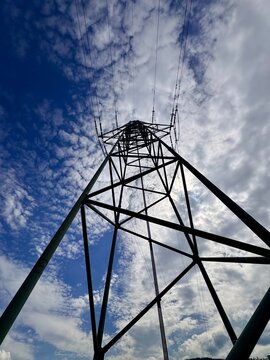 Hochspannungsleitungen zur F&ouml;rderung vom Strom - Elektrizit&auml;t
