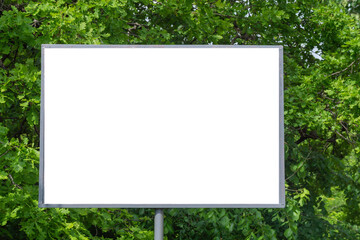 Fototapeta premium A white blank sign against a background of green park 