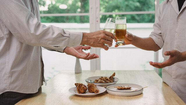 Celebrate with snacks served at a comfortable, humid temperature, along with drinks and appetizers, toasting with white wine and fried dishes in a relaxed atmosphere.
