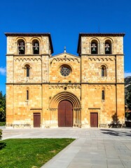 Fototapeta premium A large, historic church with two towers and a brown door