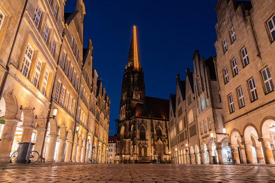 Sankt Lamberti Kirche in M&uuml;nster zur blauen Stunde