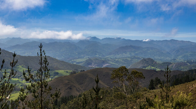 Panor&aacute;mica de la cordillera Cant&aacute;brica con sus valles verdes y cumbres escarpadas bajo un cielo azul con nubes blancas. Paisaje natural caracter&iacute;stico de Asturias y el norte de Espa&ntilde;a