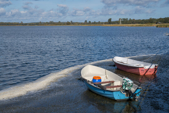 Zwei Fischerboote im Hafen, M&ouml;nchgut, Insel R&uuml;gen, Ostsee, Mecklenburg-Vorpommern, Deutschland
