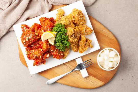 닭고기에 밀가루, 겨잣가루, 소금, 후추 따위를 묻혀 기름에 튀긴 요리
A dish of chicken coated in flour, mustard powder, salt, pepper, etc., and deep-fried in oil
