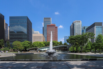初夏の青空と皇居前和田倉門にある緑豊かな噴水公園 © 茂明 北村