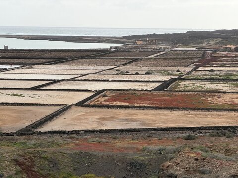Salinas de Janubio en Lanzarote con oc&eacute;ano Atl&aacute;ntico