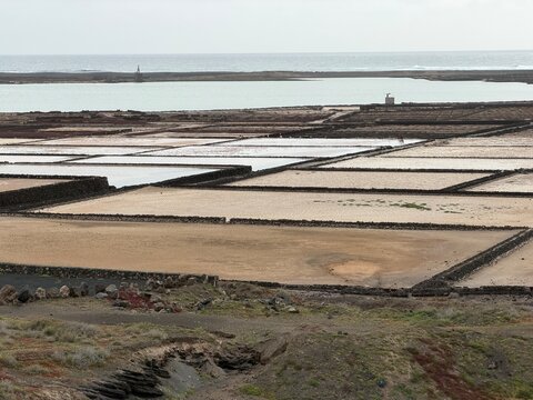 Salinas de Janubio en Lanzarote con oc&eacute;ano Atl&aacute;ntico