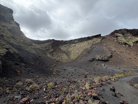 Interior del cr&aacute;ter del Volc&aacute;n de los Cuervos en Lanzarote
