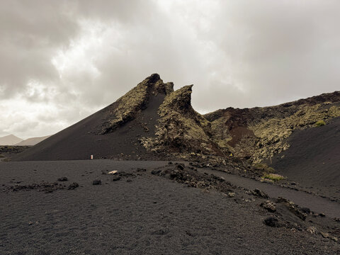 Ladera del Volc&aacute;n de los Cuervos con l&iacute;quenes en Lanzarote