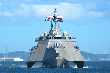 Obraz premium U.S. Navy Littoral Combat Ship sailing in Tokyo Bay