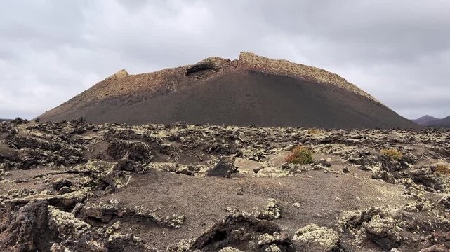 Volc&aacute;n de los Cuervos en Lanzarote con paisaje volc&aacute;nico de Timanfaya