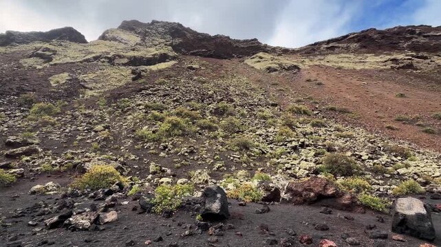 Vista interior del volc&aacute;n del Cuervo en Lanzarote con barrido panor&aacute;mico