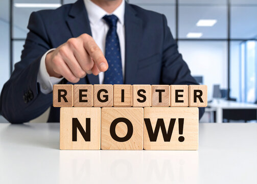 Register now! - Geschäftsmann zeigt auf das Wort "Register now!"