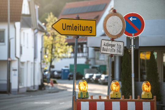 Stra&szlig;enabsperrung mit gelben Warnleuchten und Verkehrsschildern Umleitung , Verbot f&uuml;r Fahrzeuge aller Art mit Zusatz Anlieger bis Baustelle  frei und Beginn Halteverbot in Neckartenzlingen.

