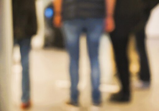 Abstraktes Motiv mit Hinteransicht von zwei stehenden M&auml;nnern mit schwarzer und blauer Jeanshose in Raum 