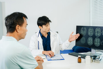 Obraz premium Doctor explaining brain scan results to patient in clinic. Healthcare, neurology, diagnosis, medical consultation