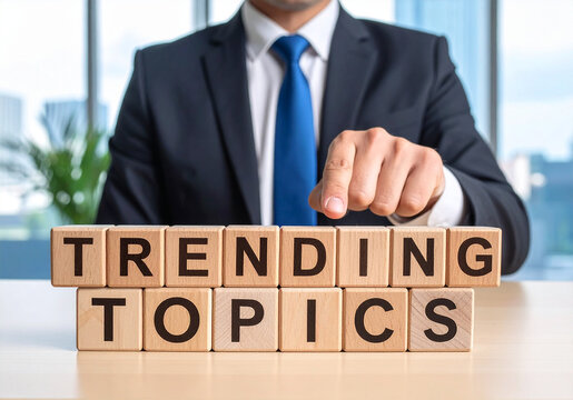 Trending Topics - Geschäftsmann zeigt auf das Wort "Trending Topics"