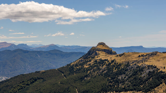 Eine beeindruckende Berglandschaft der franz&ouml;sischen Alpen. Ein sch&ouml;ner Blick auf die Berge und dem Himmel.