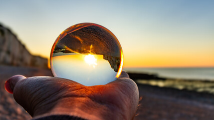 Mit der Glaskugel den Sonnenuntergang fotografieren. Ein künstlerisches Bild. © Janis