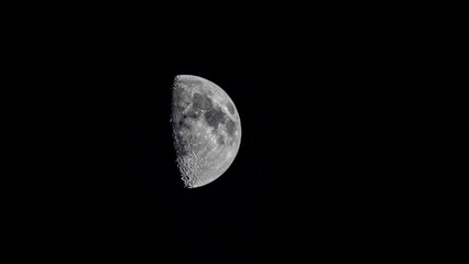 Der Mond mit all seinen Kratern.  © Janis