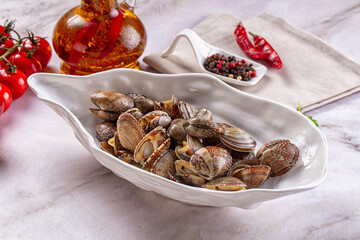 Steamed vongole clams with spices © Andrei Starostin