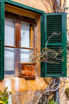 Mediterrane Architektur und Hausfassaden in Valdemossa, Mallorca, Balearen, Spanien