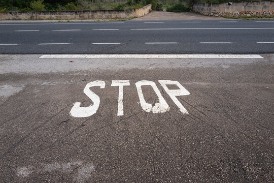 wei&szlig;e Stop Markierung auf grauem Asphalt, Mallorca, Spanien,