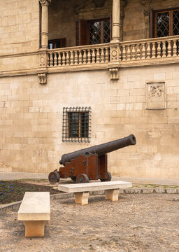 Kanonen vor dem historischen Gouverneurspalast an der Passeig de Sagrera, Palma de Mallorca, Balearen, Spanien