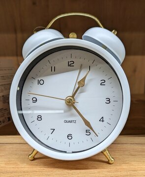 Vista de cerca de un reloj despertador vintage en estante de tienda	