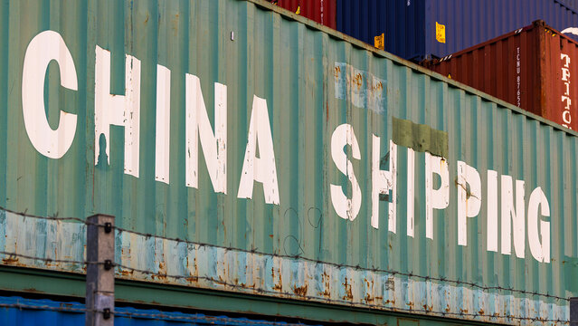 Nahaufnahme eines verwitterten gr&uuml;nen Frachtcontainers der chinesischen Staatsreederei China Shipping im N&uuml;rnberger Hafen