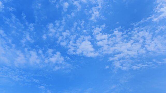 爽やかな青空と広がるうろこ雲のタイムラプス 汎用性の高い背景素材