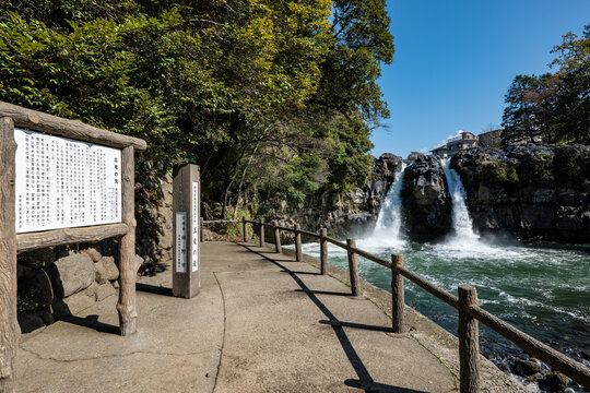 静岡県裾野市の五竜の滝（中央公園）にある三条の滝