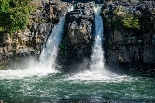 静岡県裾野市の五竜の滝（中央公園）にある三条の滝