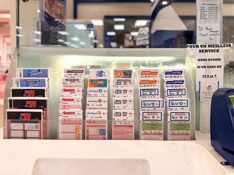 La Soci&eacute;t&eacute; des loteries du Qu&eacute;bec, Loto-Qu&eacute;bec. Un kiosque de billets de loterie Loto Qu&eacute;bec.	