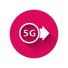 Obraz premium White 5G new wireless internet wifi connection icon isolated with long shadow. Global network high speed connection data rate technology. Pink hexagon button. Vector