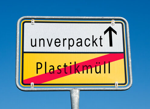 unverpackt statt Plastikm&uuml;ll auf einem Ortsschild  mit blauen Hintergrund
