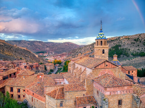 Views of Albarracin with its cathedral in the foreground.