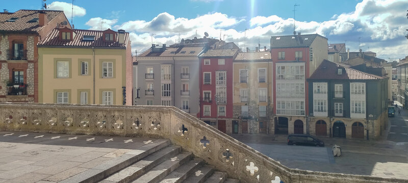 Vista panor&aacute;mica de una hilera de edificios hist&oacute;ricos coloridos desde una escalinata de piedra en Burgos, Espa&ntilde;a