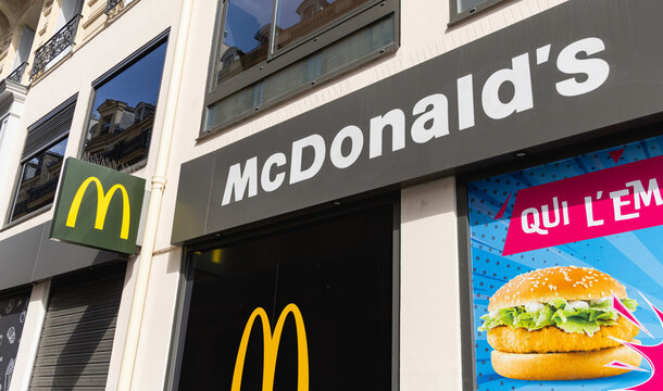 L'enseigne de restauration rapide McDonald's, au format vertical, le 18 avril 2026 - Paris, France.